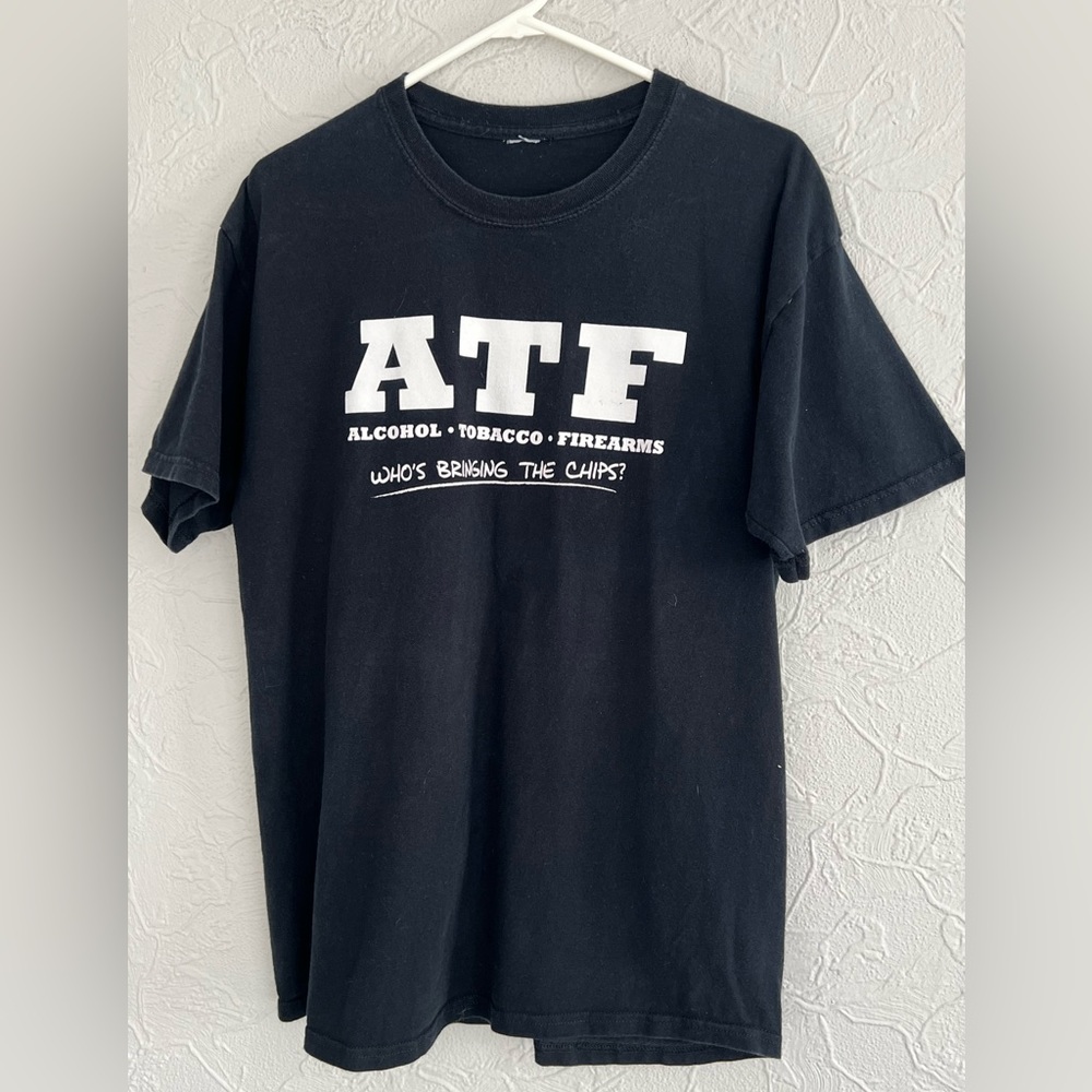 VINTAGE Y2K FUNNY SHIRT ATF WHOS BRINGING CHIPS MENS SIZE LARGE